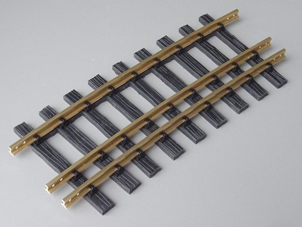 Picture of Curved track 7,5°, radius 2000 mm three-rail track